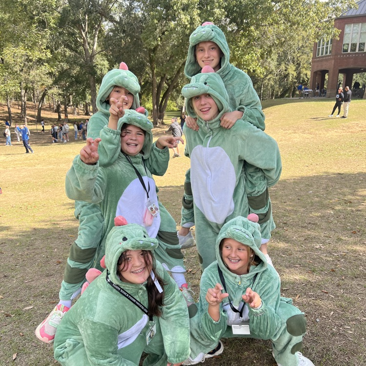 Students celebrate Homecoming week by dressing up with friends