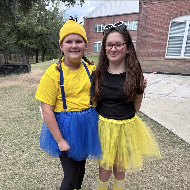 Students celebrate Homecoming week by dressing up with friends