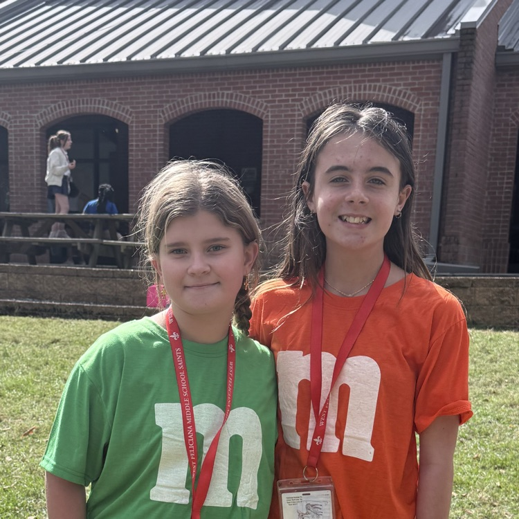 Students celebrate Homecoming week by dressing up with friends