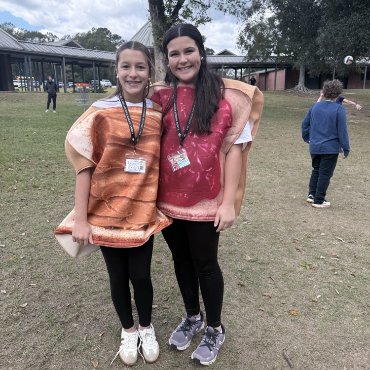 Students celebrate Homecoming week by dressing up with friends