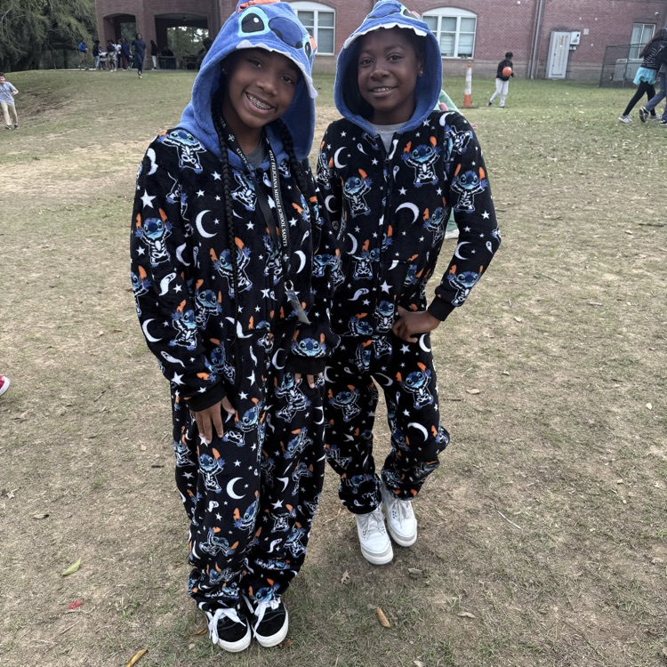 Students celebrate Homecoming week by dressing up with friends