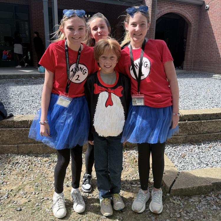 Students celebrate Homecoming week by dressing up with friends  