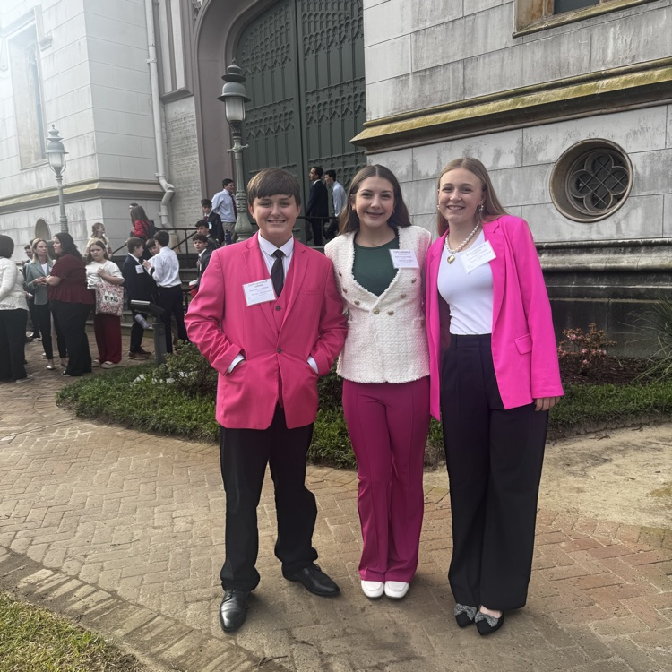 Students pictured in front of old state capitol 