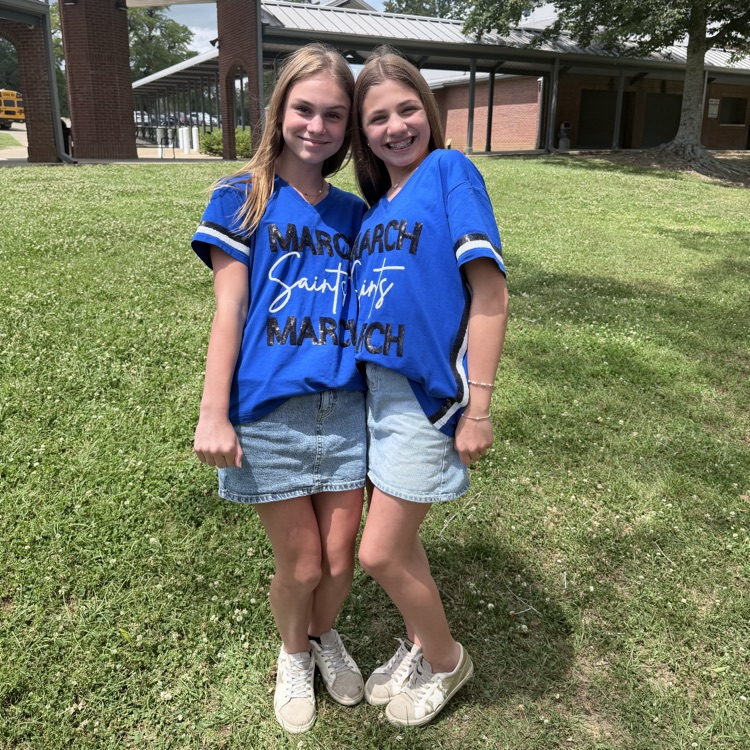 Students dressed alike for Twin Day