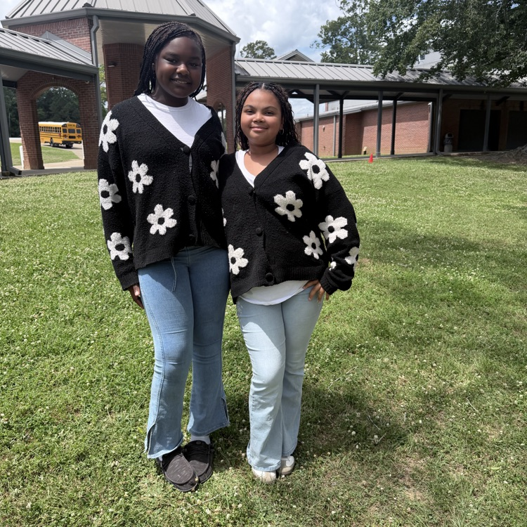 Students dressed alike for Twin Day