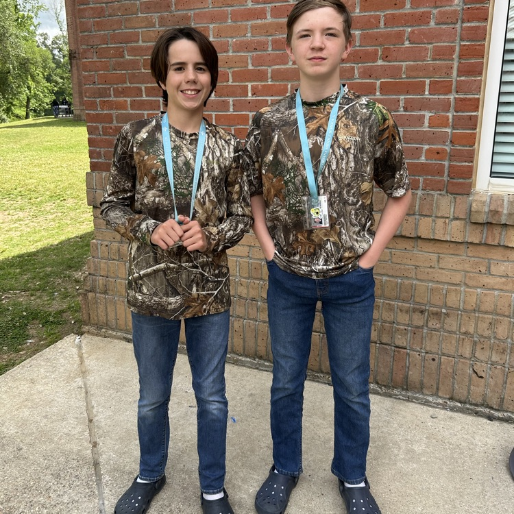 Students dressed alike for Twin Day