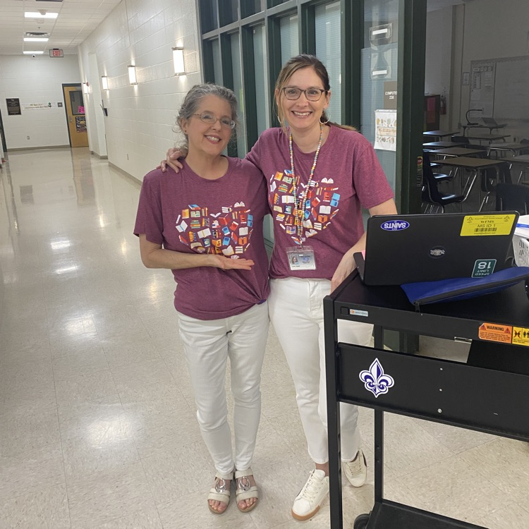 Students dressed alike for Twin Day