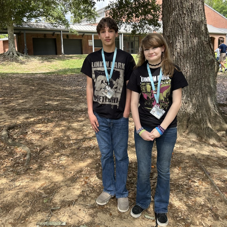 Students dressed alike for Twin Day