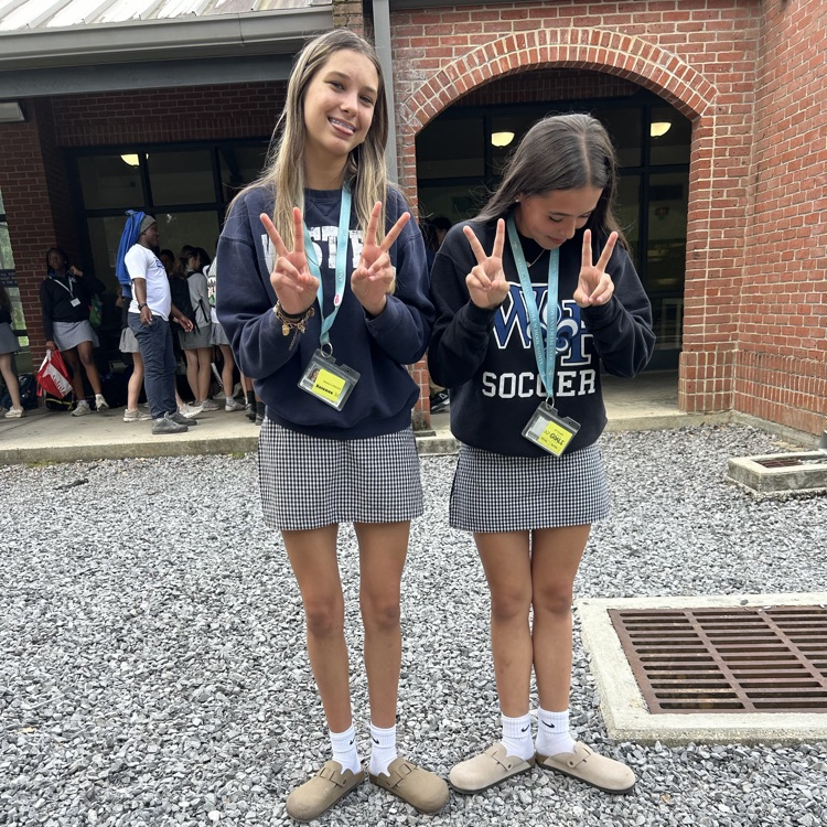 Students dressed alike for Twin Day