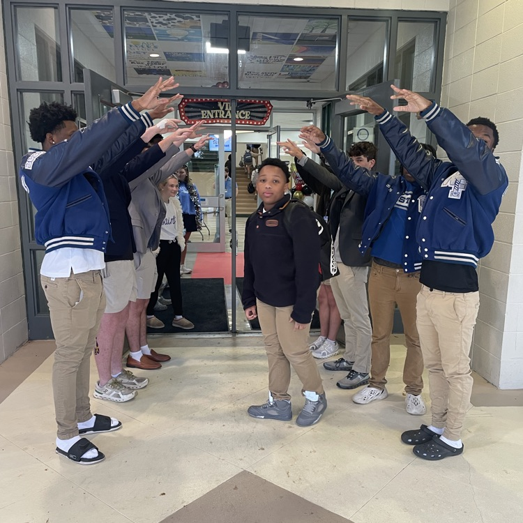 Seniors provide fanfare for middle school students before testing  