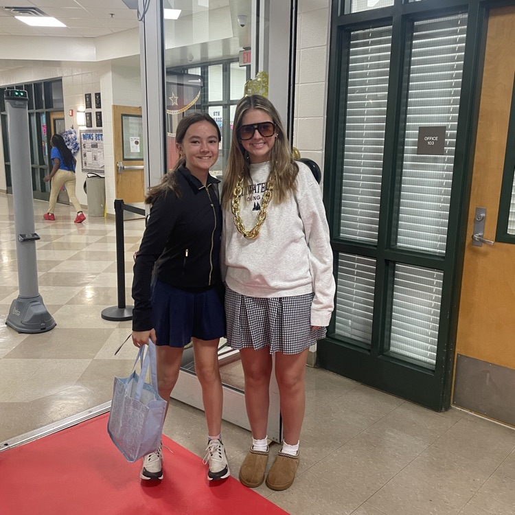 Seniors provide fanfare for middle school students before testing