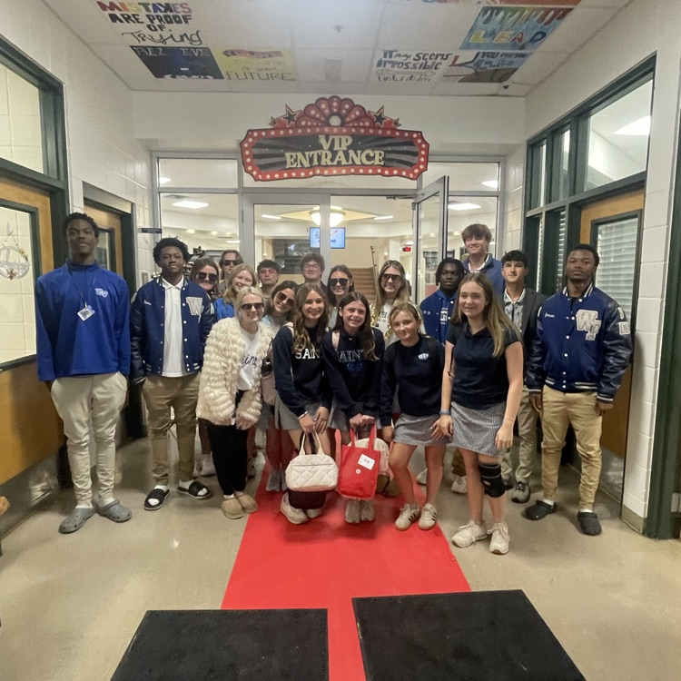 Seniors provide fanfare for middle school students before testing