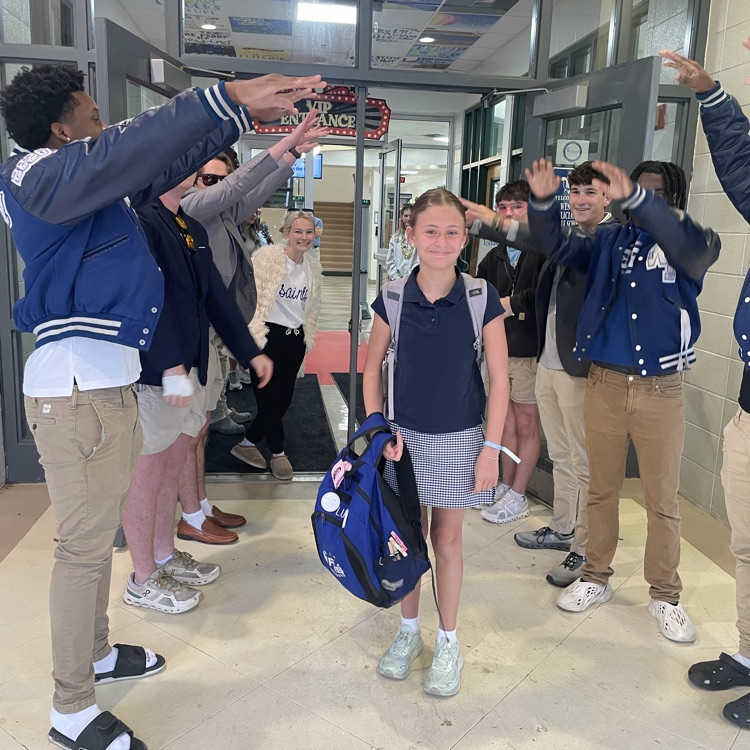 Seniors provide fanfare for middle school students before testing