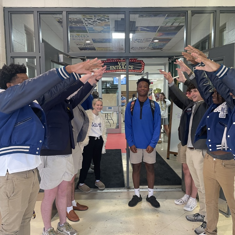 Seniors provide fanfare for middle school students before testing