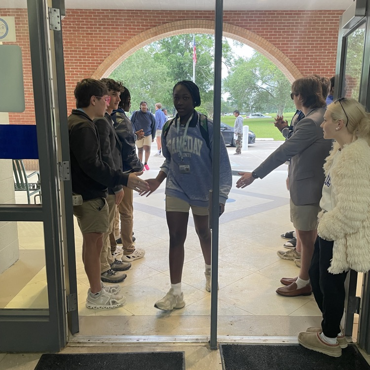 Seniors provide fanfare for middle school students before testing