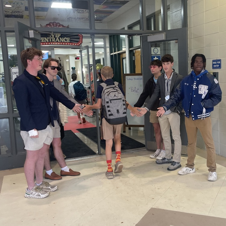 Seniors provide fanfare for middle school students before testing