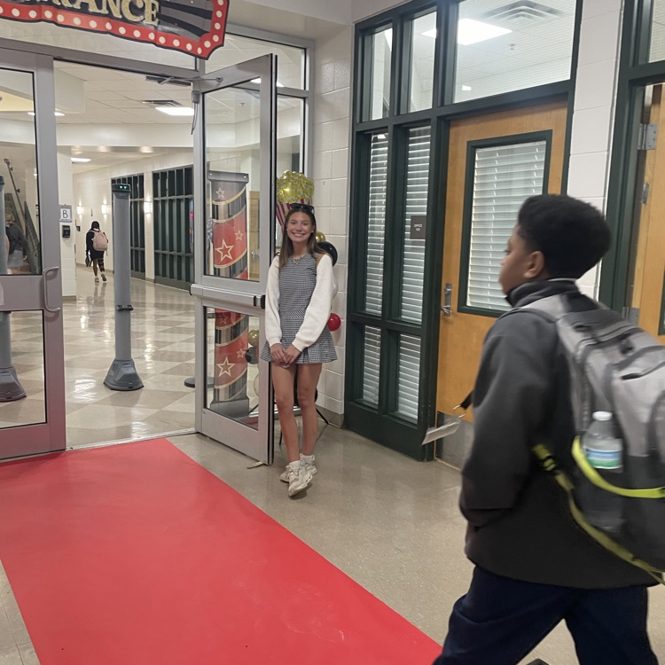 Seniors provide fanfare for middle school students before testing