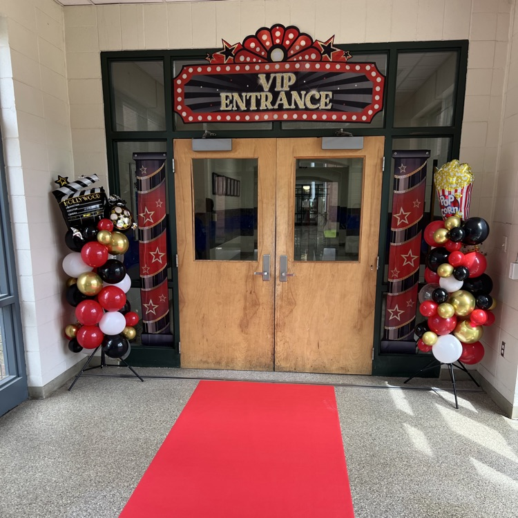 Seniors provide fanfare for middle school students before testing