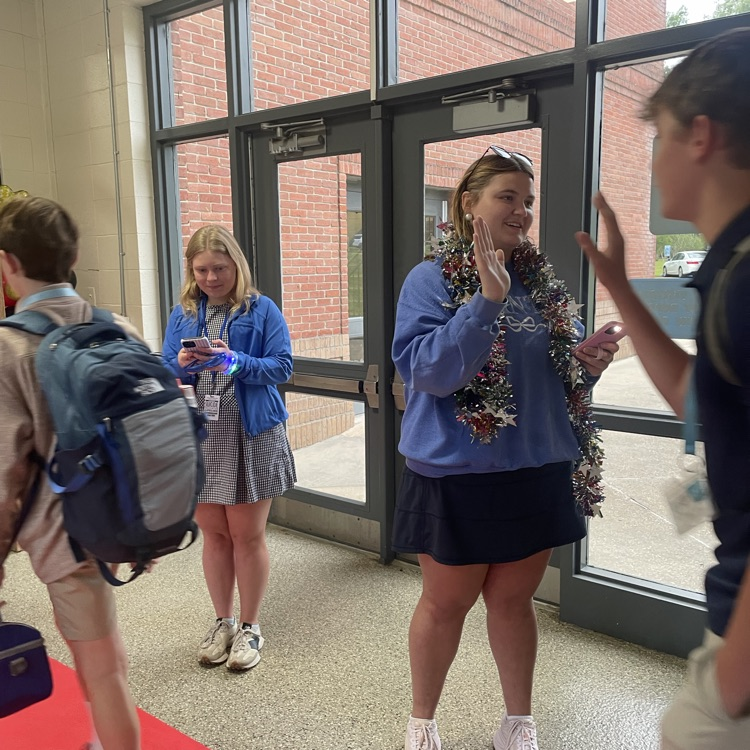Seniors provide fanfare for middle school students before testing