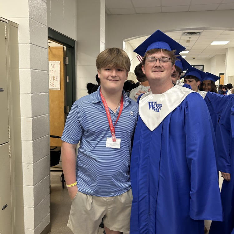 sibling pictures with graduate 