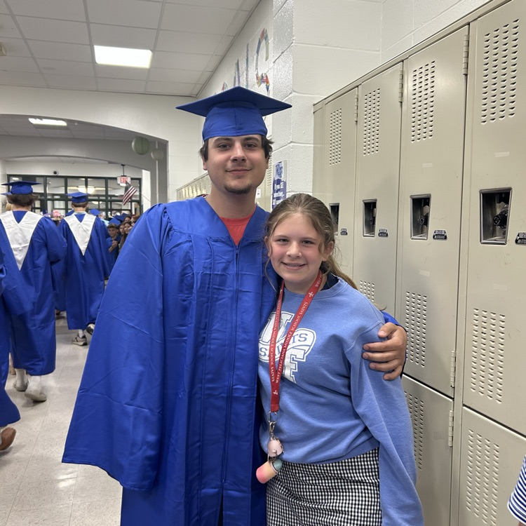 sibling pictures with graduate 