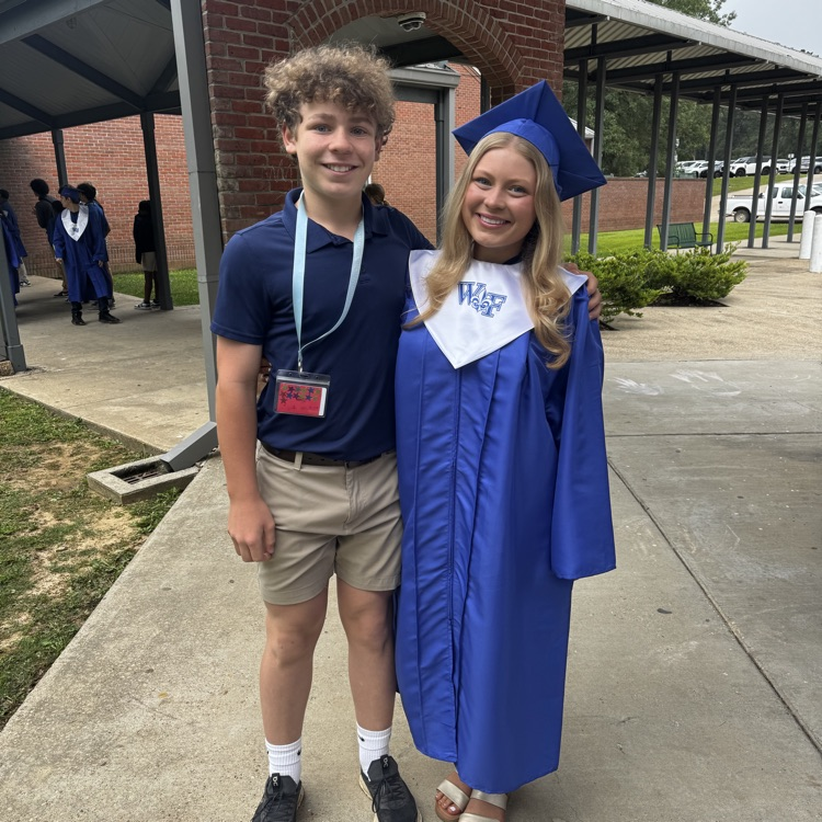 sibling pictures with graduate 