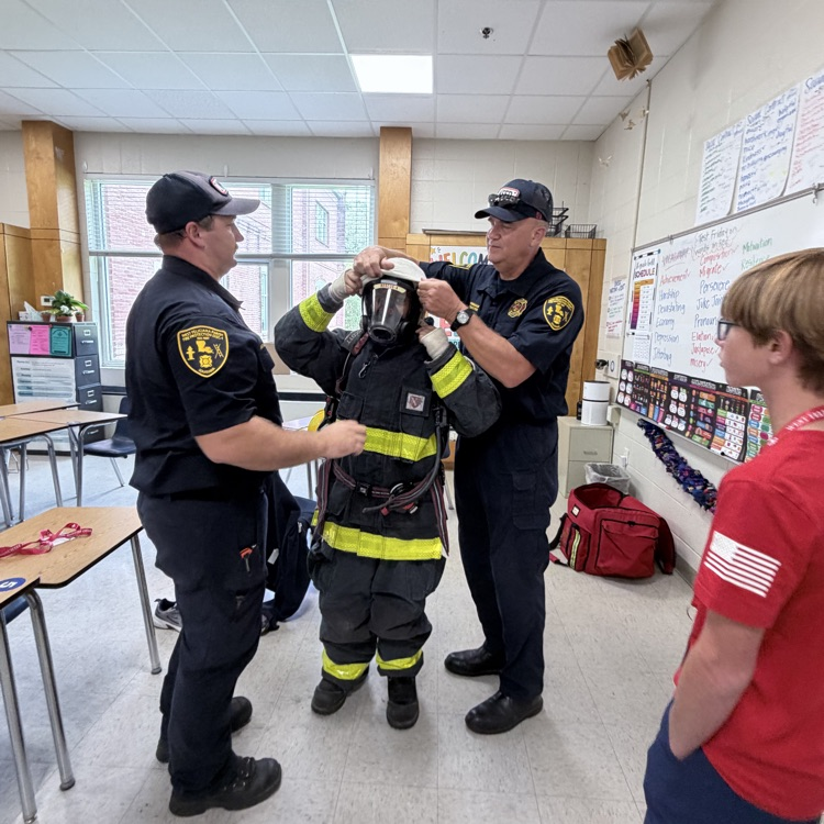Student tried on fireproof gear in first responders club