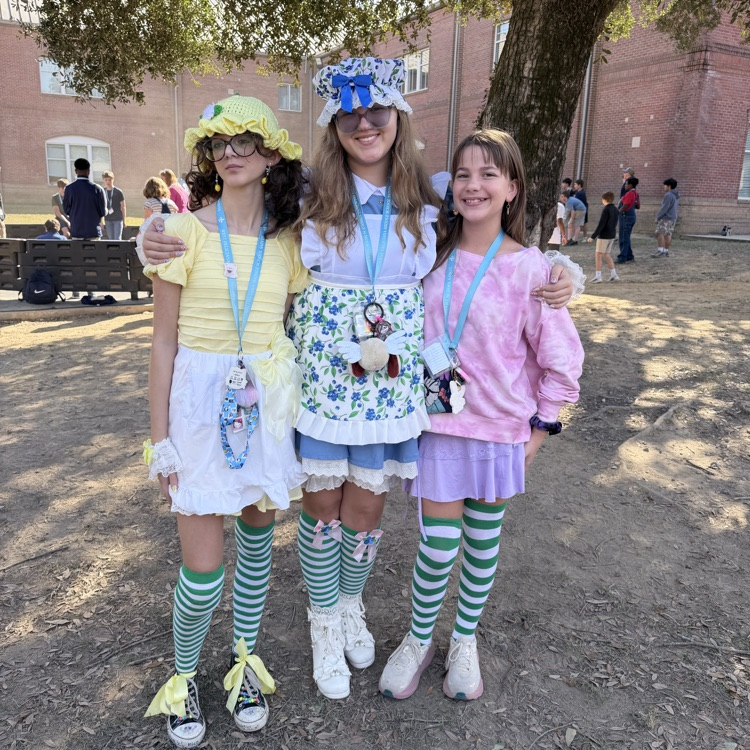 students dress up for homecoming