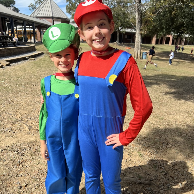students dress up for homecoming