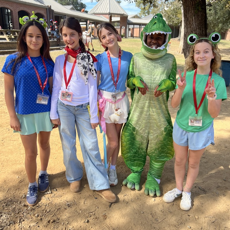 students dress up for homecoming
