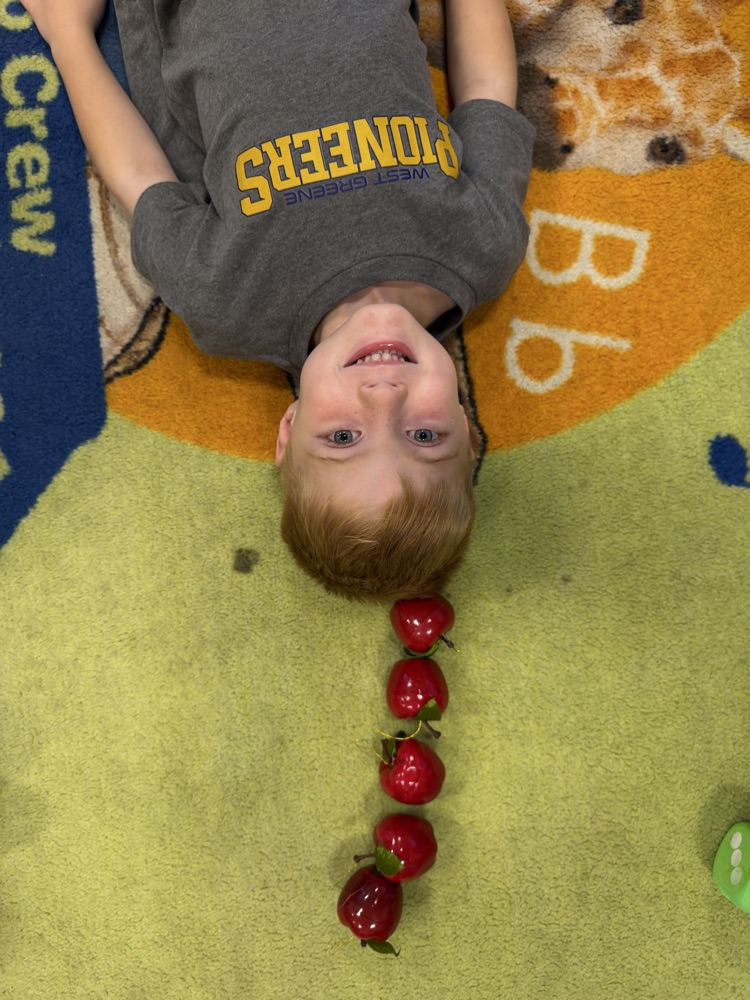     Waylon has 5 apples on his head!