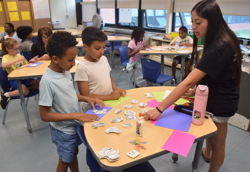 students collaborating in a classroom science experiment
