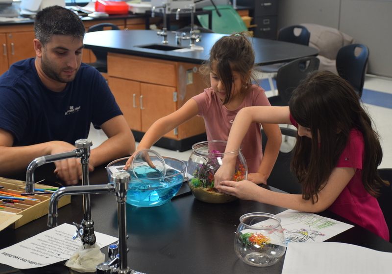 students collaborating in a classroom science experiment