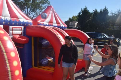  The secondary school held a carnival after the homecoming parade. 
