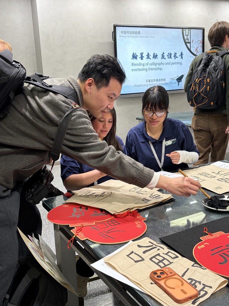 2026 Academic Delegation members participate in art with Chinese students