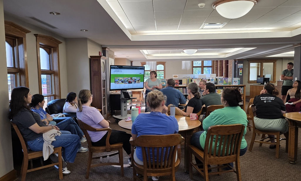 High School Teachers Tour Public Library
