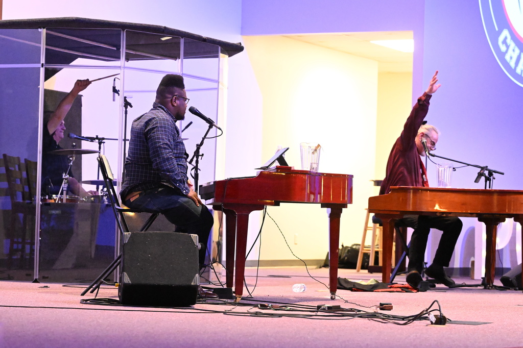 dueling pianos at night of hope