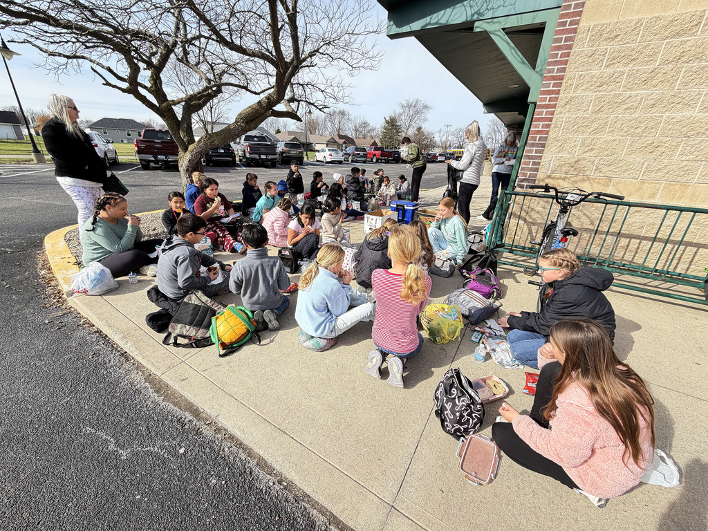 kids eating lunch at the JAM Center