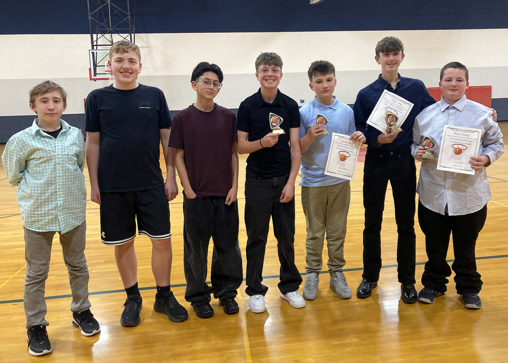 boys basketball team posing