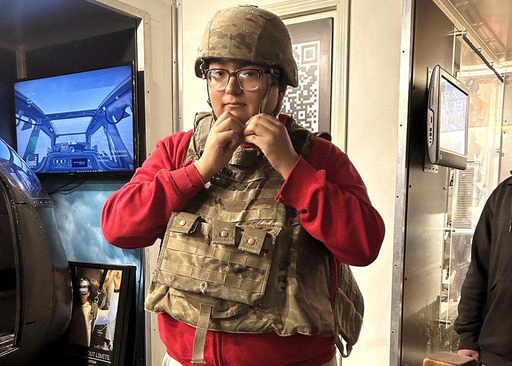 students at the usa army virtual tour at west noble