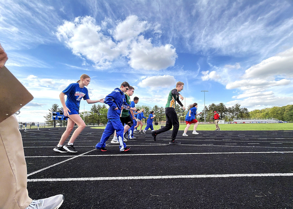 track athletes starting a race