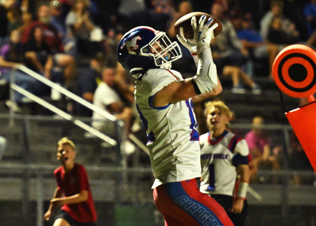 a football player catching the ball