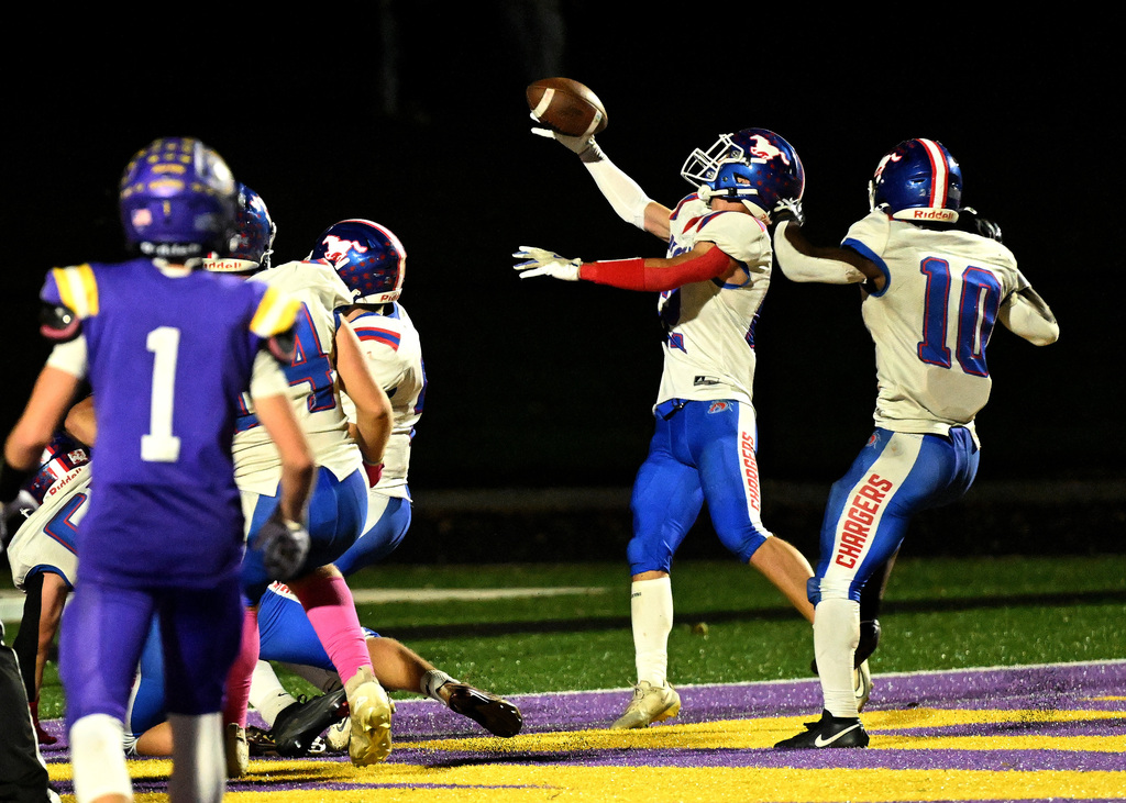 a football player catching a ball