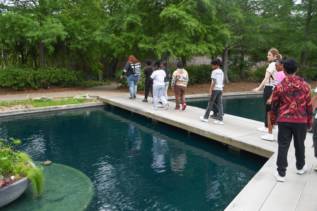 students visit Shangri La