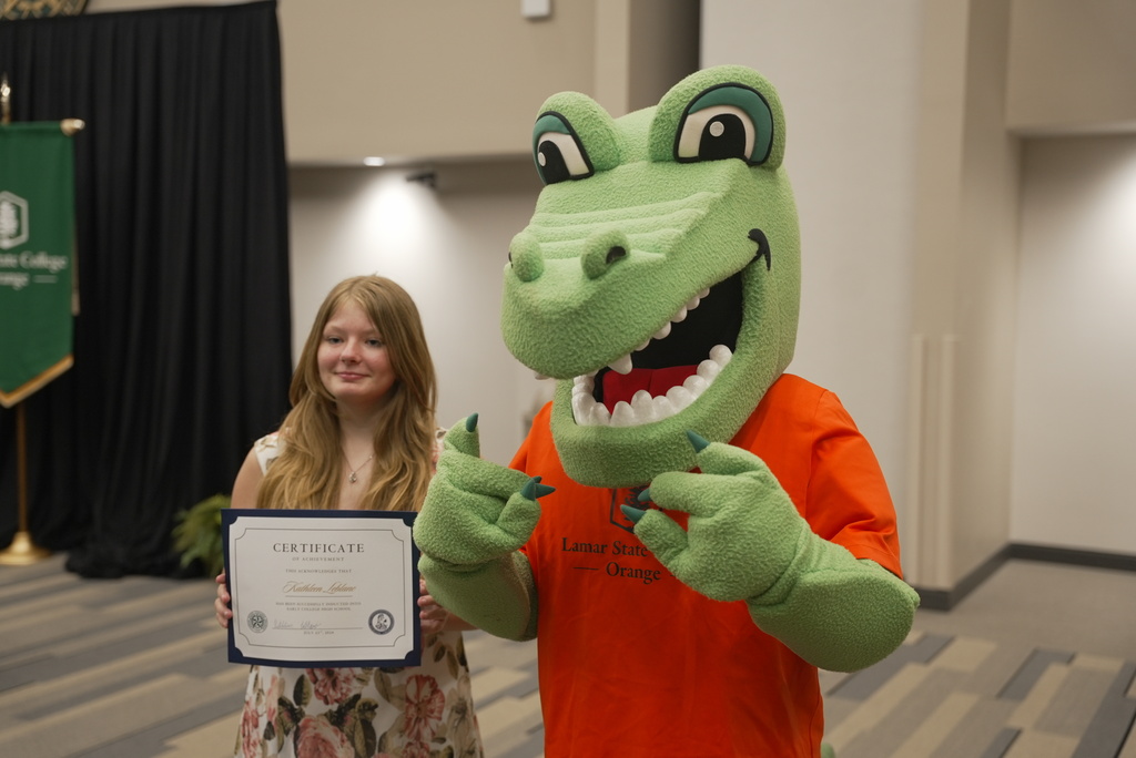 Students with LSCO Gator Mascot