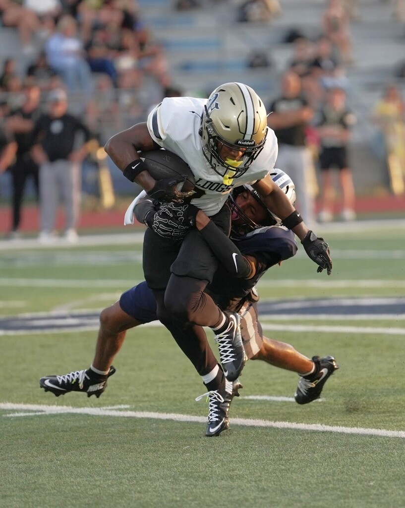 WOS player tackling the running player