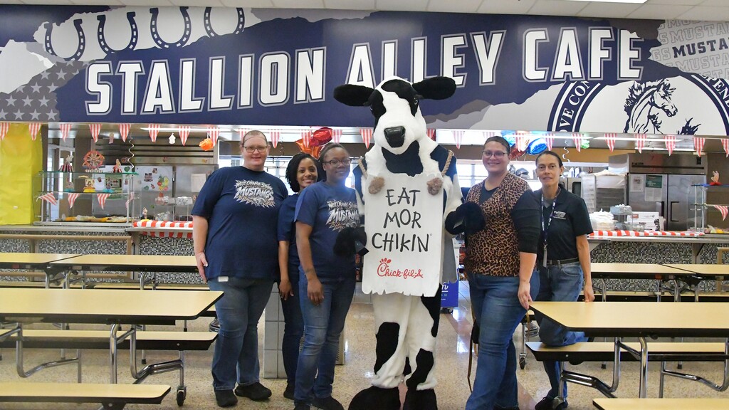 WOSMS school lunch heroes with Cow from Chick-Fil-A