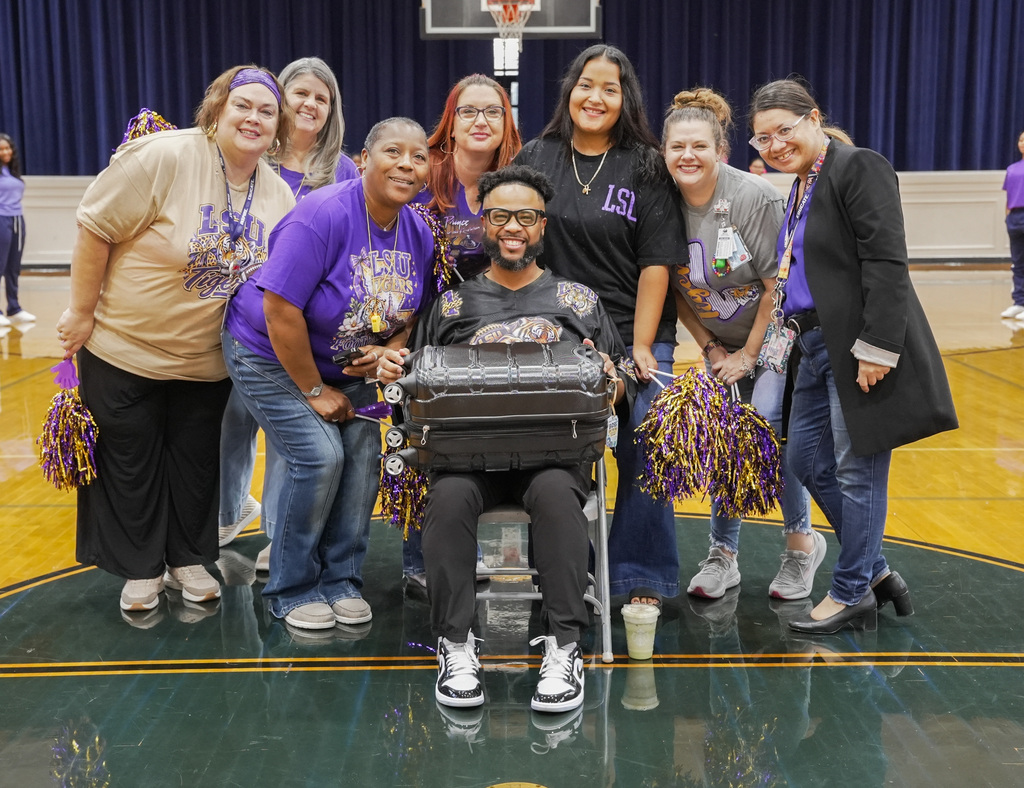 group photo of teachers and principal with his gift