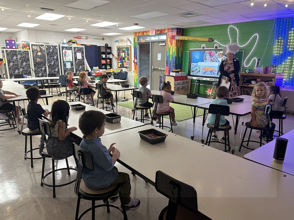 Kindergarten students in Art Class