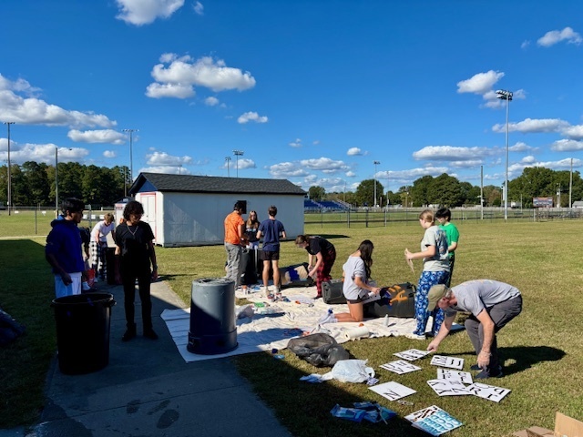 KeyClub Students decorating trash cans